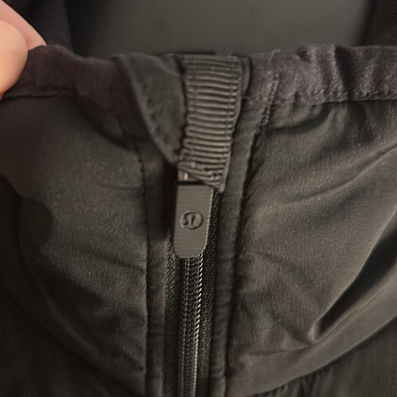 Lululemon Run for Cold Jacket BLACK Sz 4 Primaloft, Reflective, Thumbholes - Picture 9 of 16